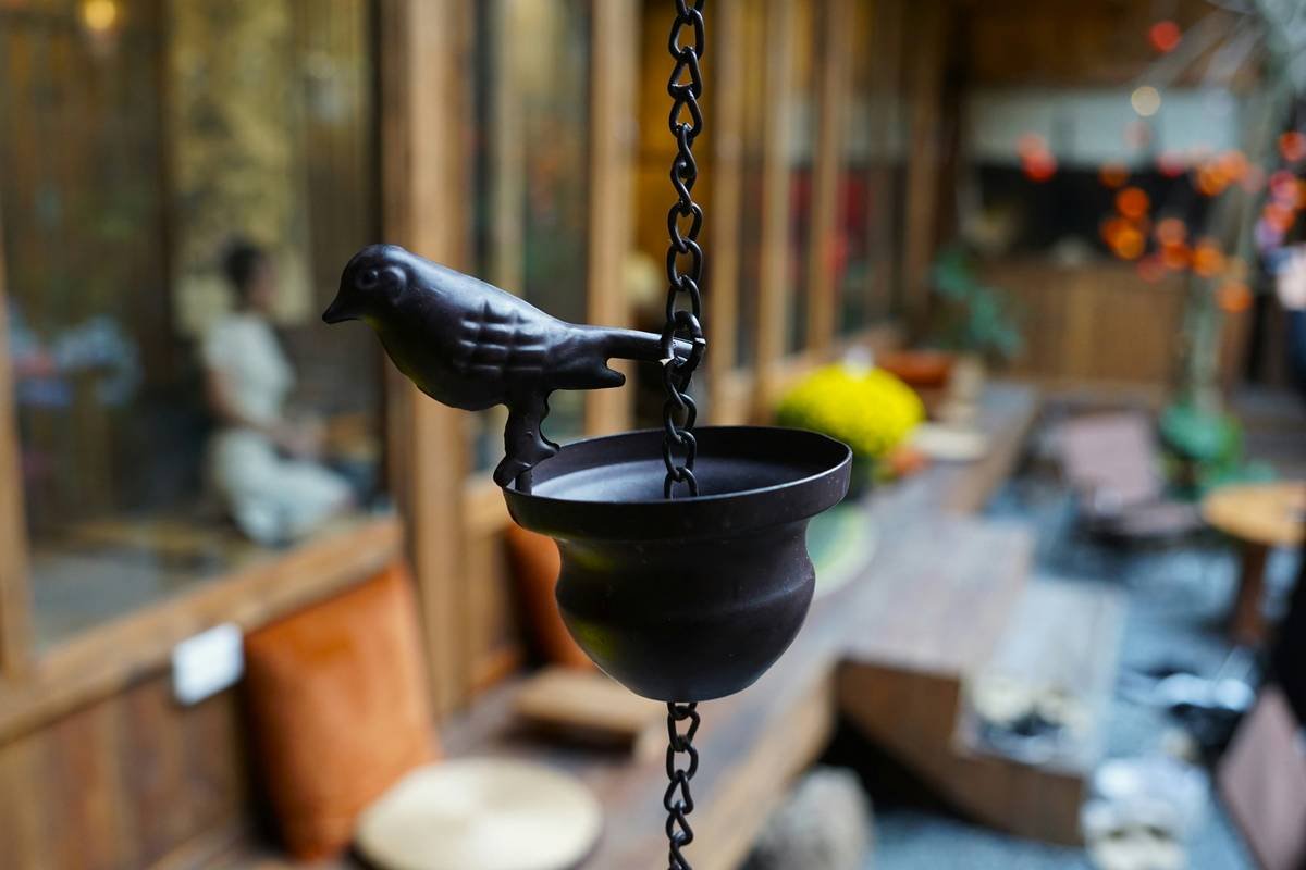Comparison table of birdbath materials: copper, recycled glass, resin—showing durability, cost, bird safety, and maintenance needs