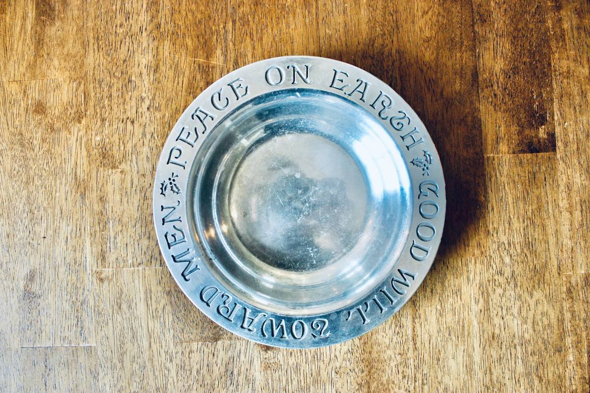 Comparison chart showing durability, heat retention, and bird safety ratings for copper, steel, aluminum, ceramic, and plastic birdbath bowls